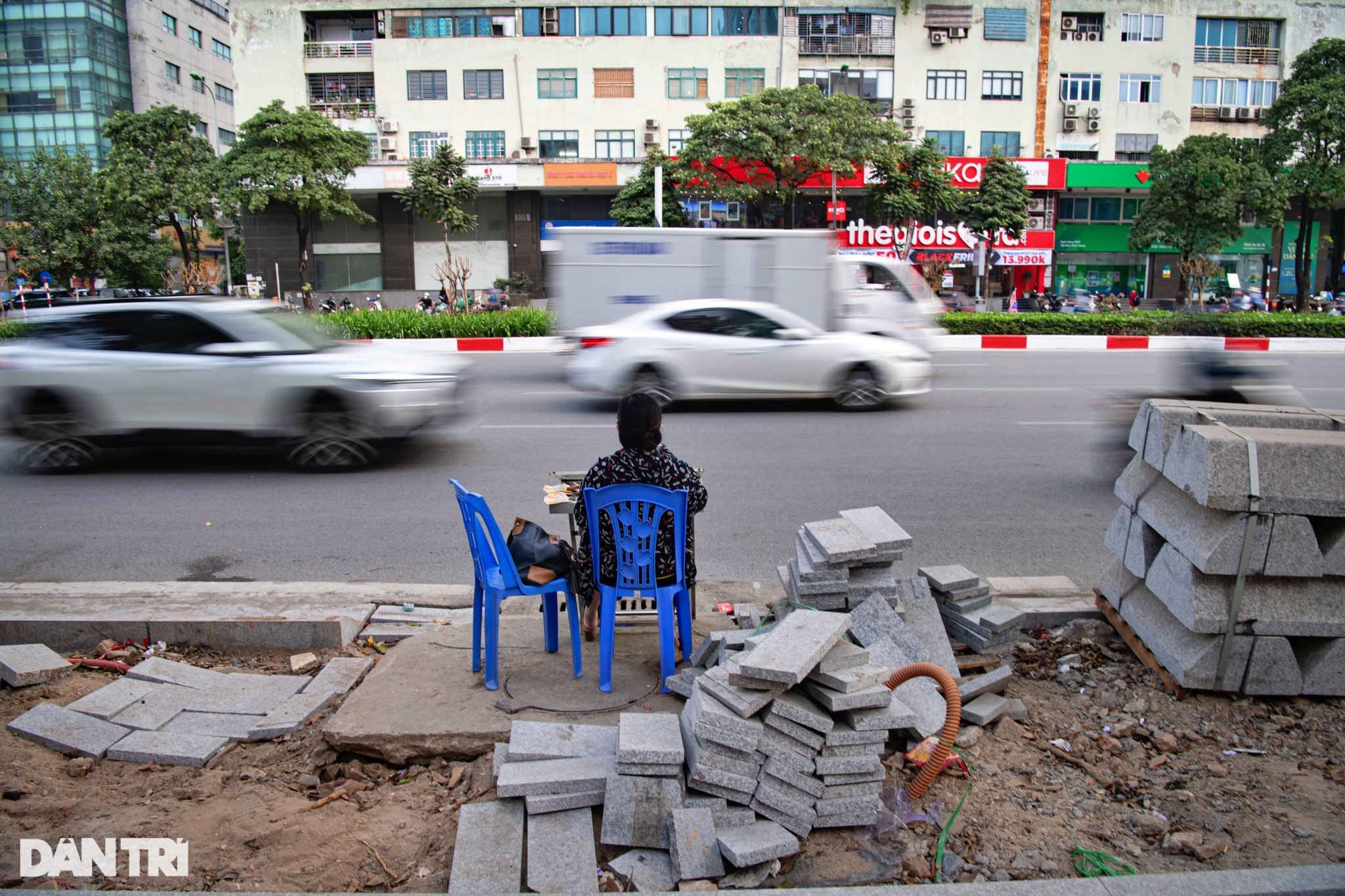 Người dân khổ sở vì vỉa hè đường đẹp nhất Việt Nam bị đào bới dở dang - 4