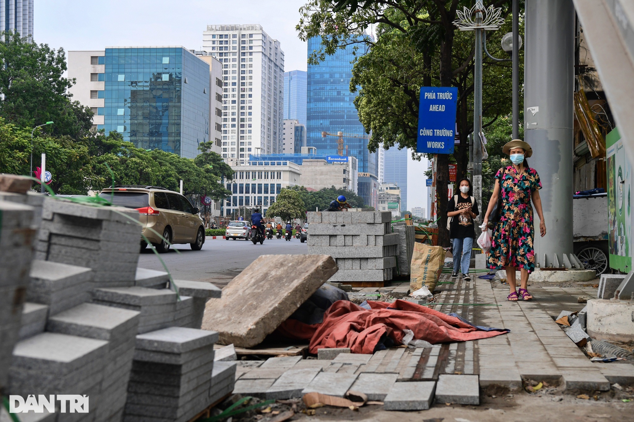 Người dân khổ sở vì vỉa hè đường đẹp nhất Việt Nam bị đào bới dở dang - 7