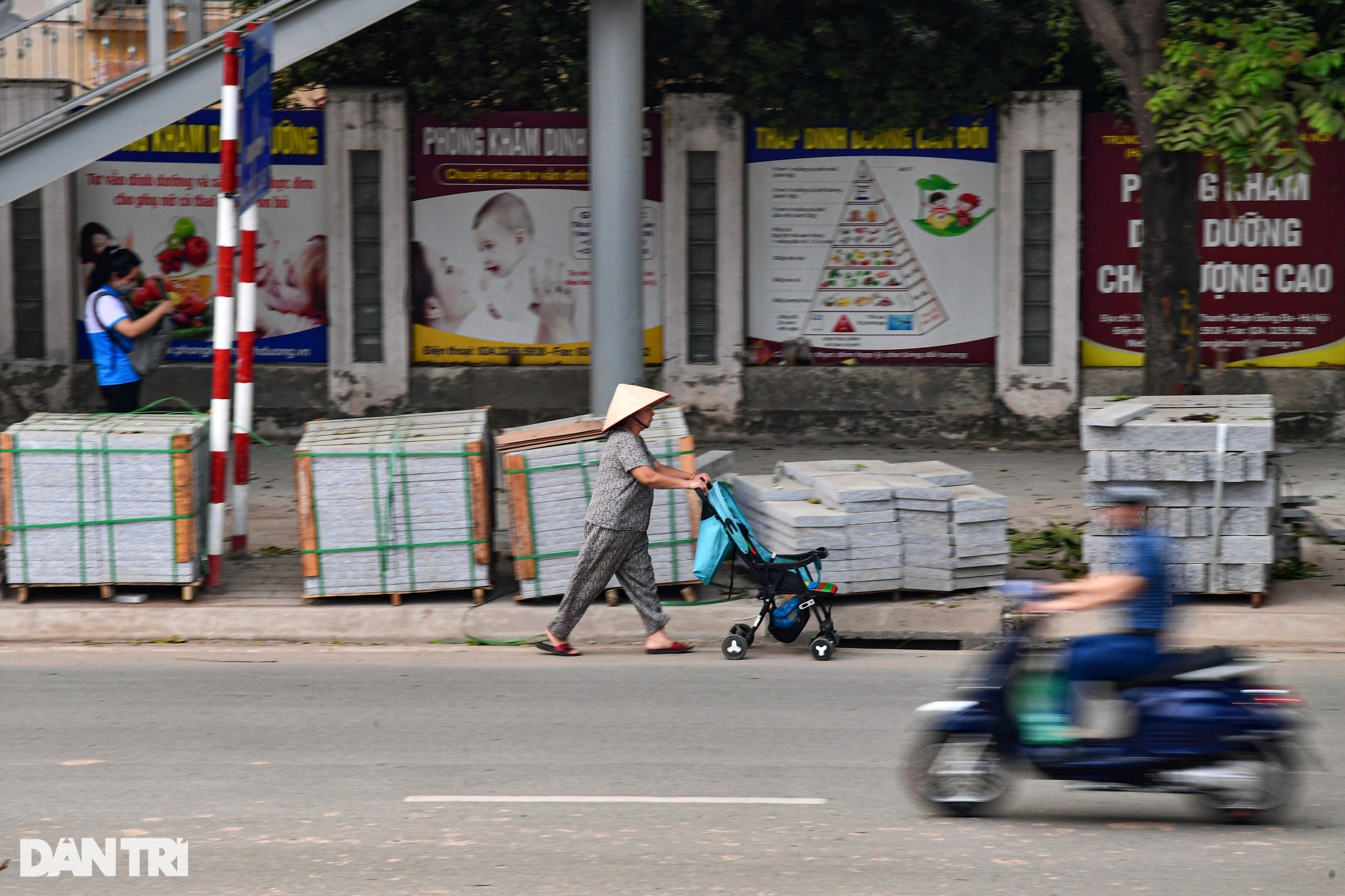 Người dân khổ sở vì vỉa hè đường đẹp nhất Việt Nam bị đào bới dở dang - 6