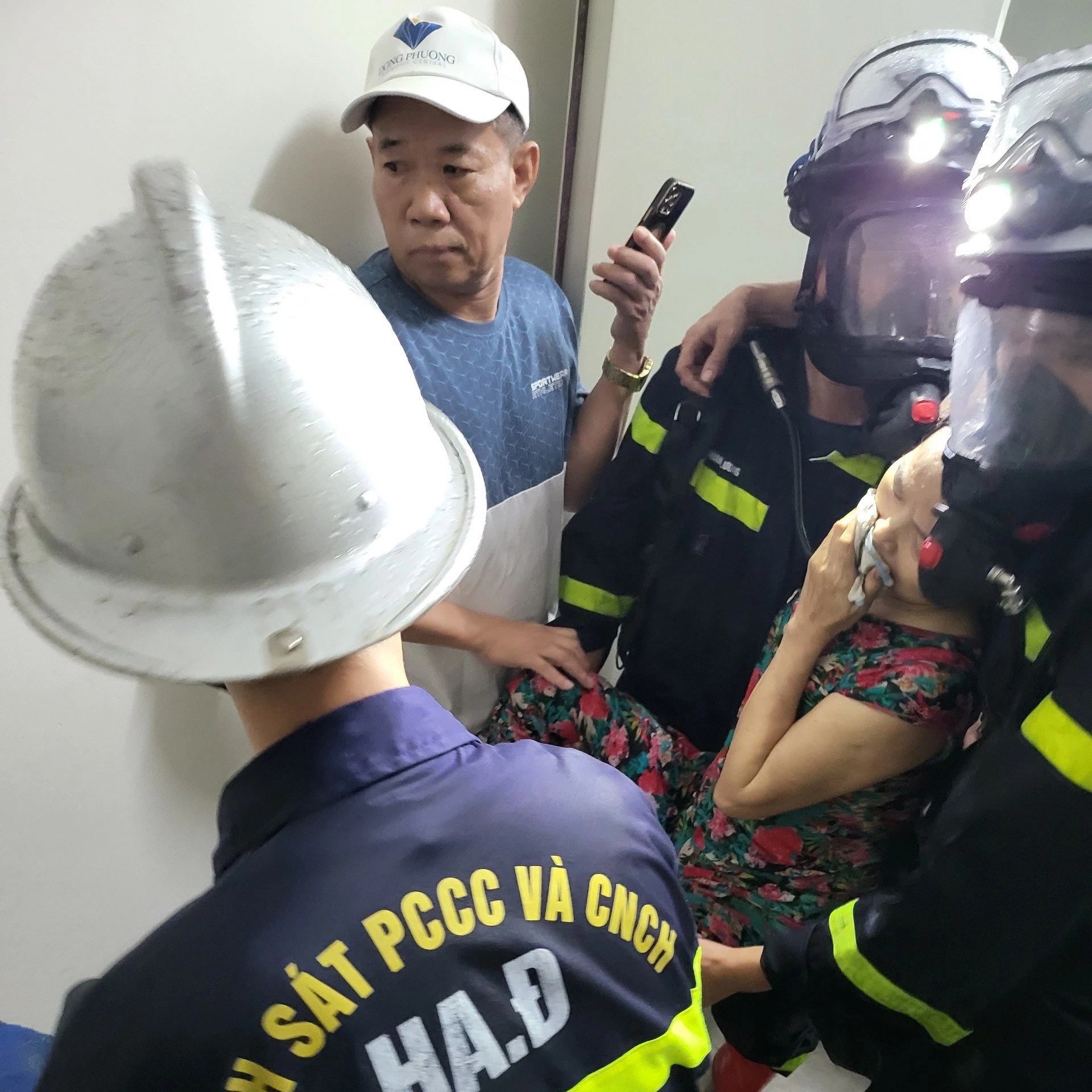 Giải cứu 2 phụ nữ thoát khỏi đám cháy chung cư ở Hà Nội - 2