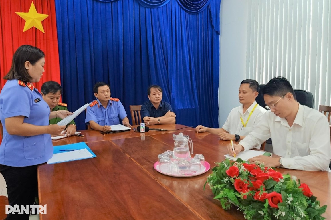 Vụ làm hư hỏng camera hàng xóm: VKSND TP Cà Mau xin lỗi người bị oan sai - 1 Vụ làm hư hỏng camera hàng xóm: VKSND TP Cà Mau xin lỗi người bị oan sai - 1