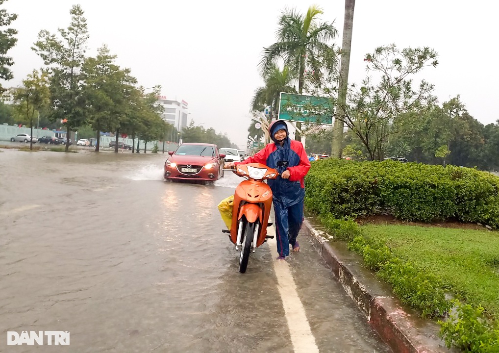 Trận mưa lớn hiếm gặp khiến đường phố thành Vinh ngập sâu - 6