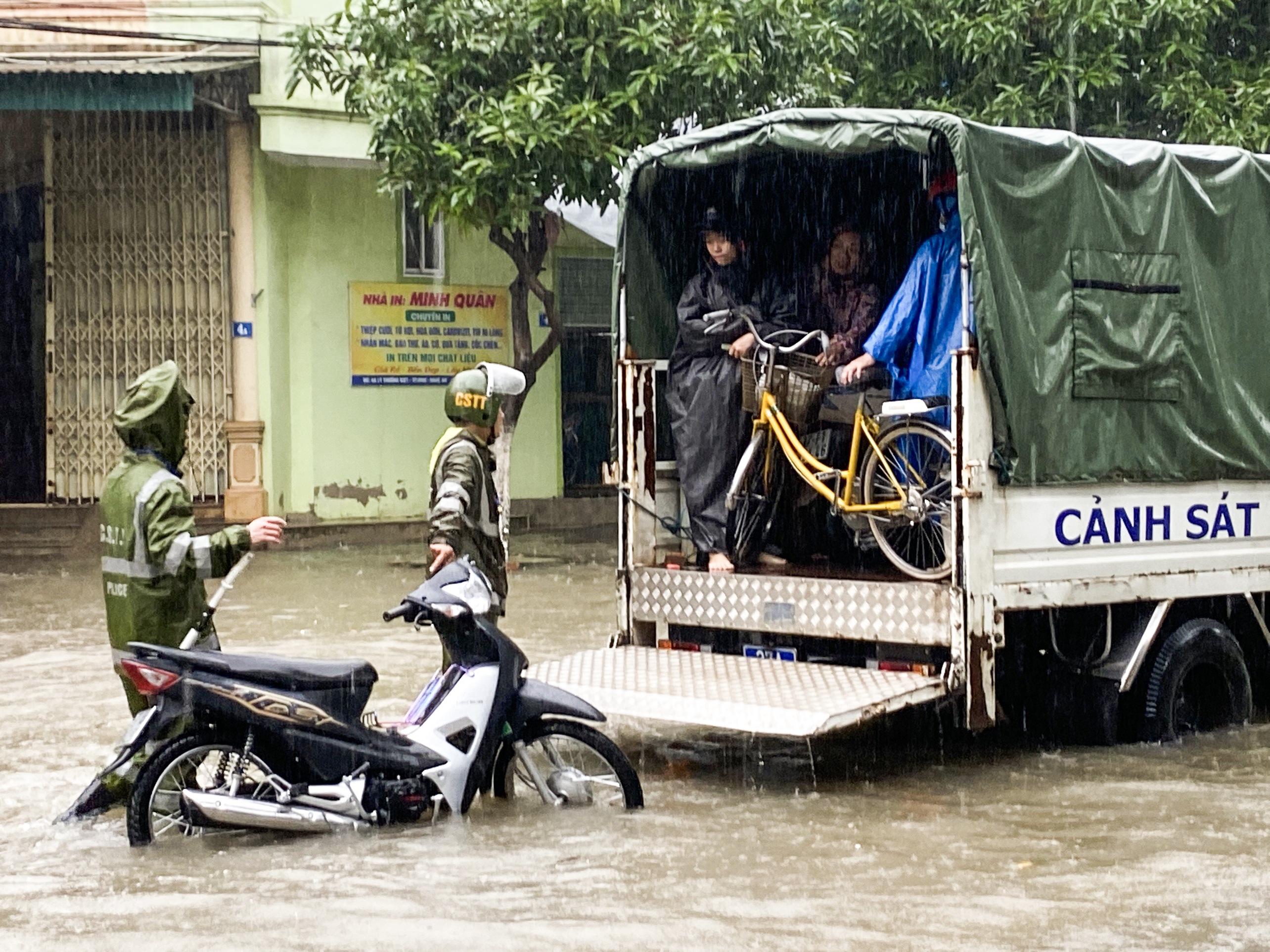 Trận mưa lớn hiếm gặp khiến đường phố thành Vinh ngập sâu - 9 Trận mưa lớn hiếm gặp khiến đường phố thành Vinh ngập sâu - 9