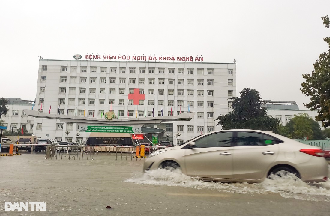 Trận mưa lớn hiếm gặp khiến đường phố thành Vinh ngập sâu - 4