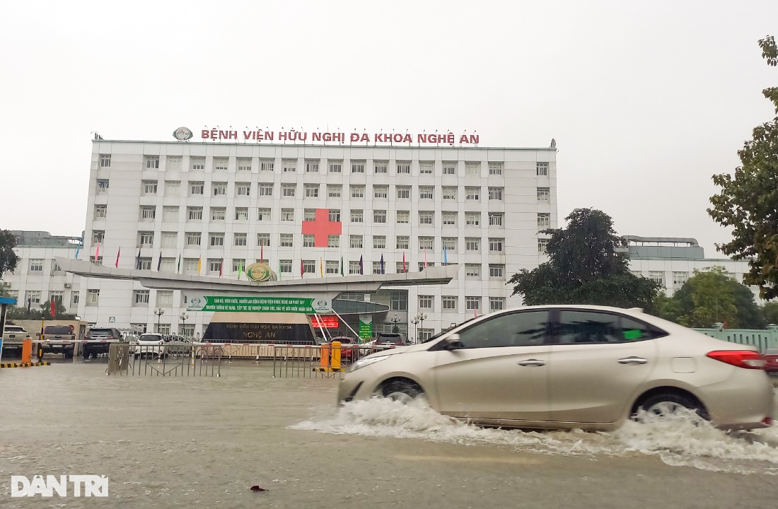 Trận mưa lớn hiếm gặp khiến đường phố thành Vinh ngập sâu - 4 Trận mưa lớn hiếm gặp khiến đường phố thành Vinh ngập sâu - 4