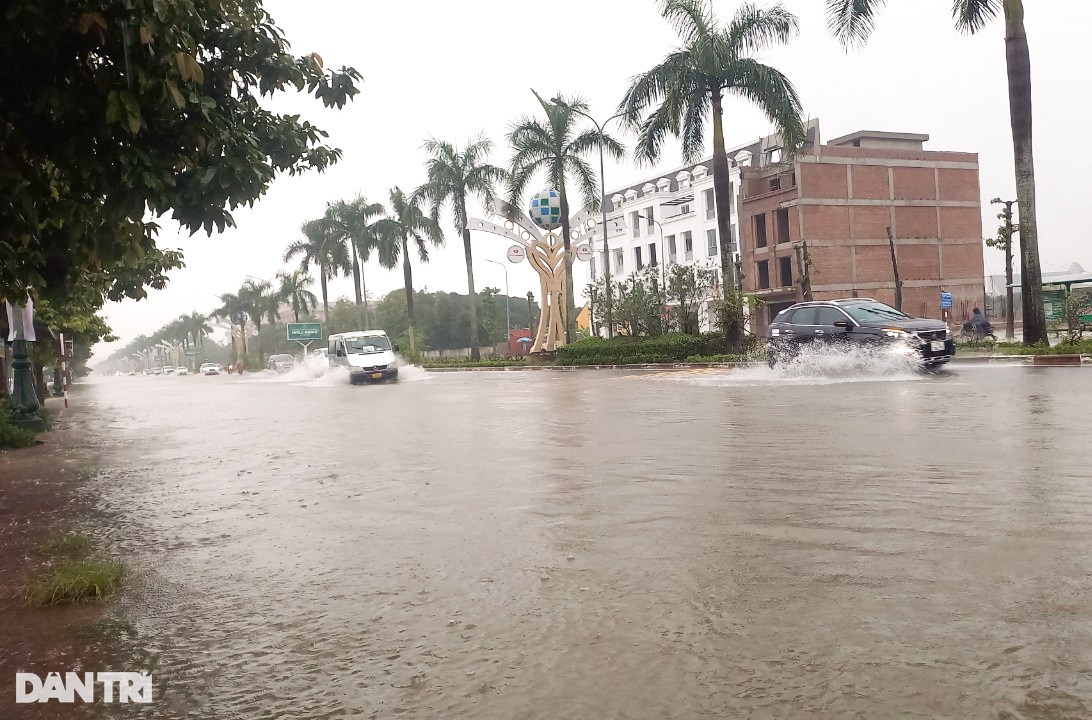 Trận mưa lớn hiếm gặp khiến đường phố thành Vinh ngập sâu - 2