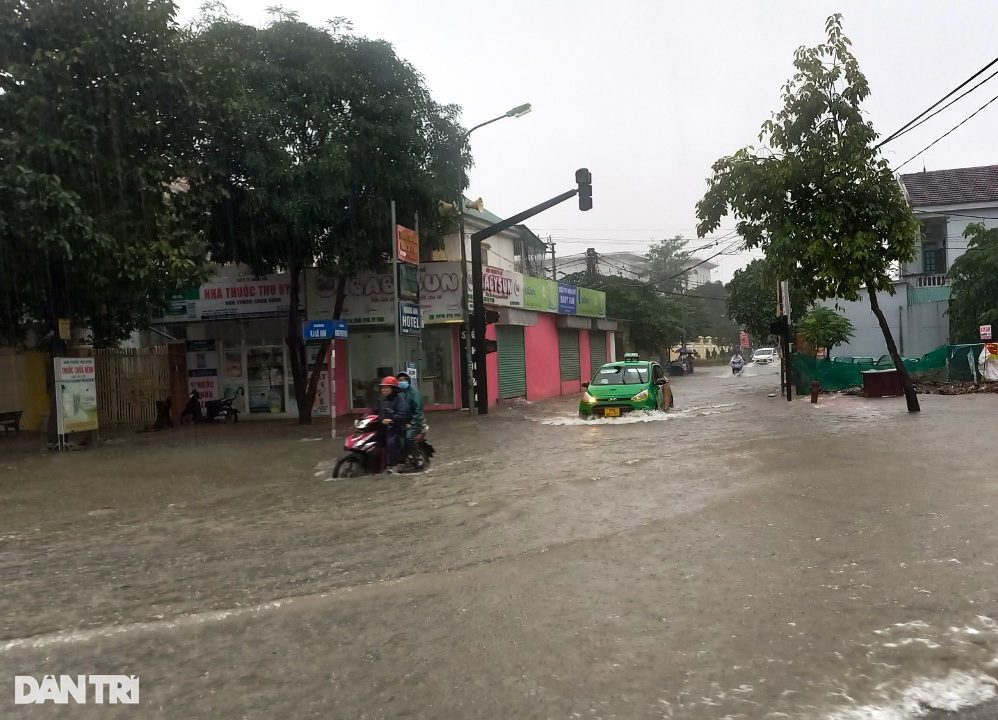 Trận mưa lớn hiếm gặp khiến đường phố thành Vinh ngập sâu - 3