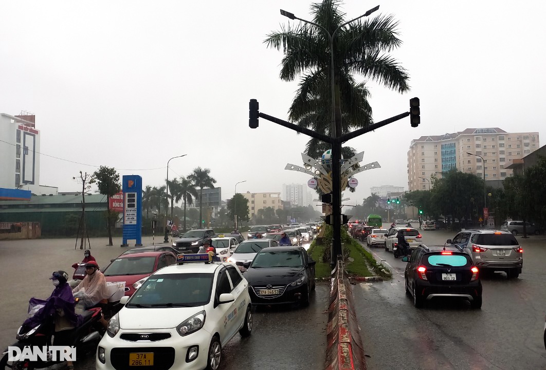 Trận mưa lớn hiếm gặp khiến đường phố thành Vinh ngập sâu - 7