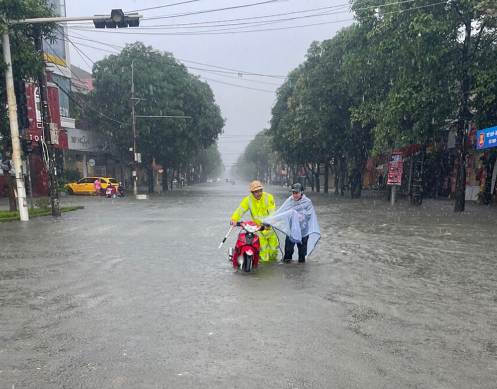 Trận mưa lớn hiếm gặp khiến đường phố thành Vinh ngập sâu - 8