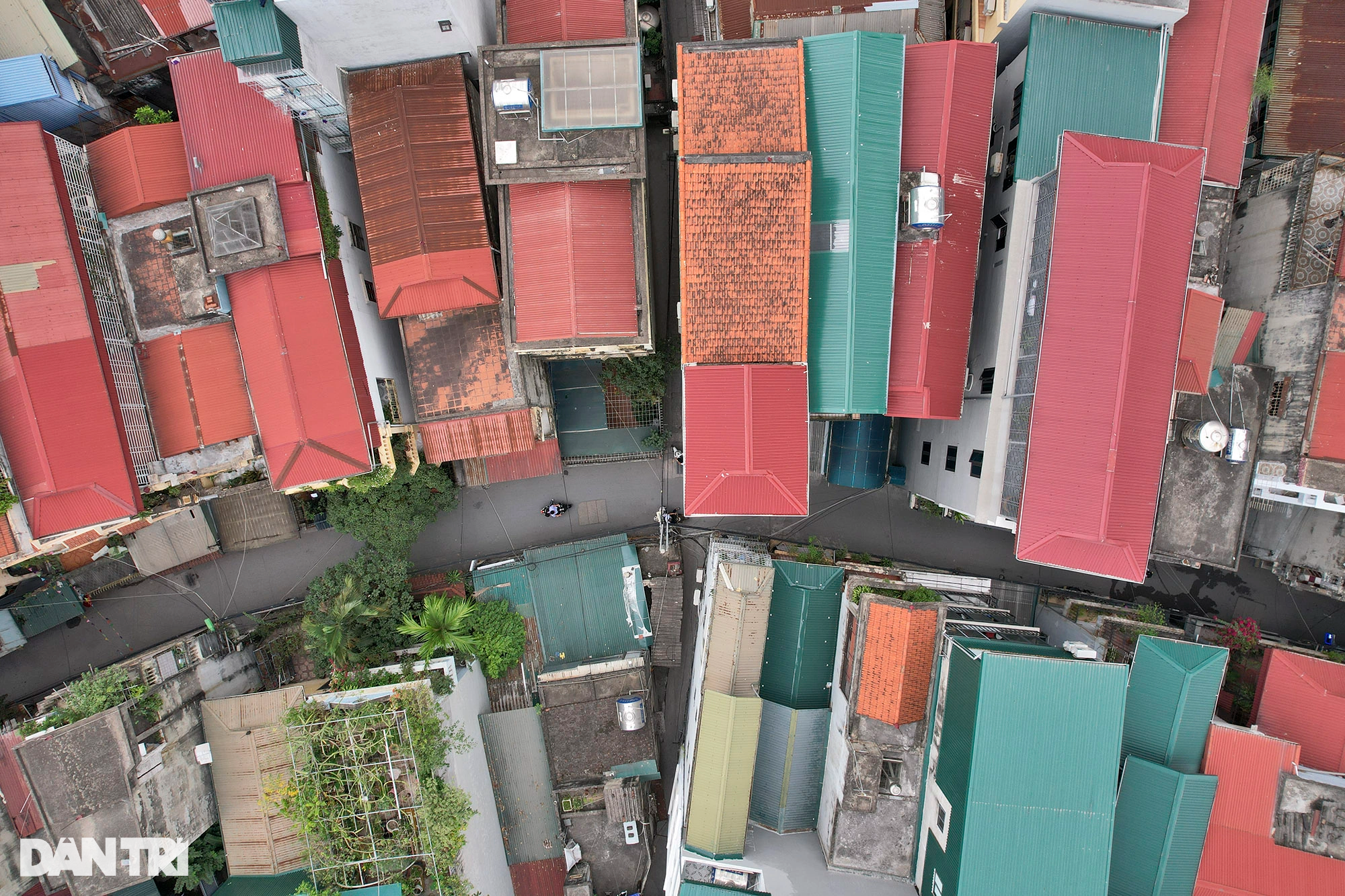 Nhà cửa dày đặc không còn khoảng trống khi nhìn đô thị Hà Nội từ trên cao - 10
