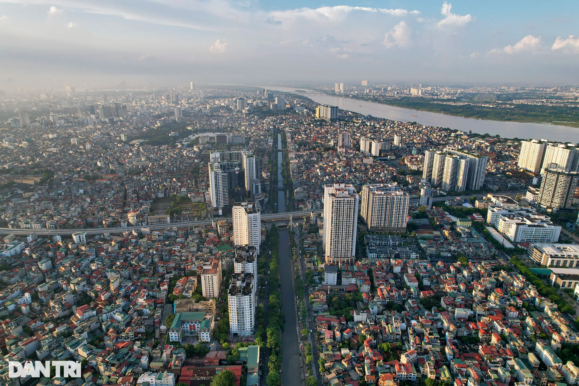 Nhà cửa dày đặc không còn khoảng trống khi nhìn đô thị Hà Nội từ trên cao - 5
