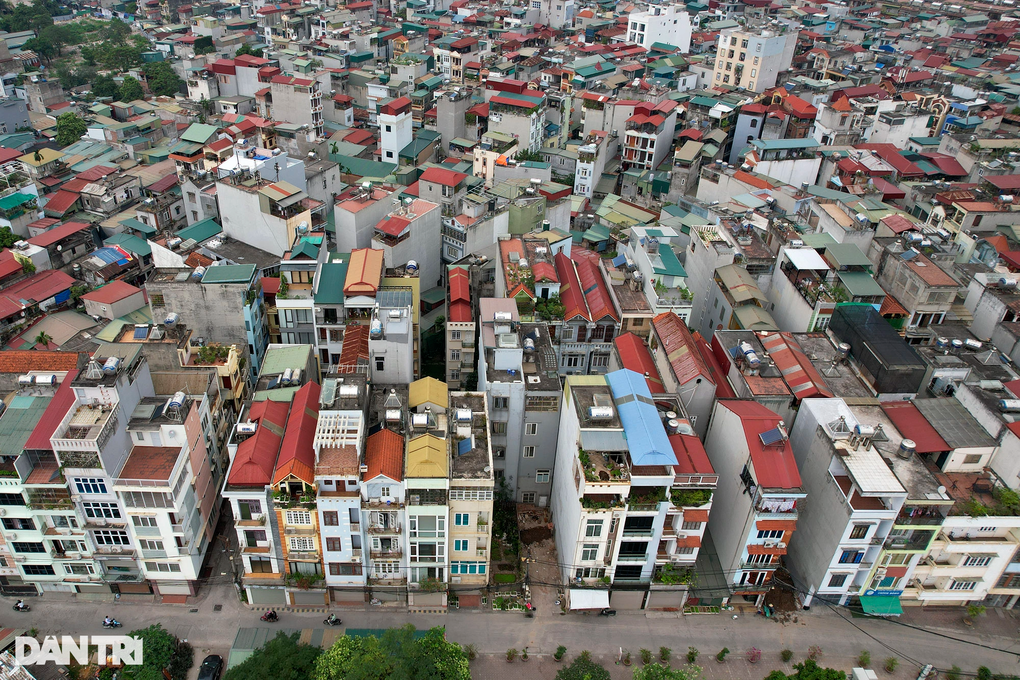 Nhà cửa dày đặc không còn khoảng trống khi nhìn đô thị Hà Nội từ trên cao - 8
