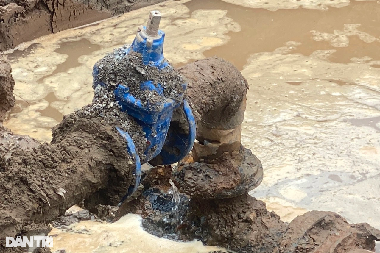 Hàng nghìn hộ dân Hà Nội thiếu nước sạch do vỡ đường ống - 2