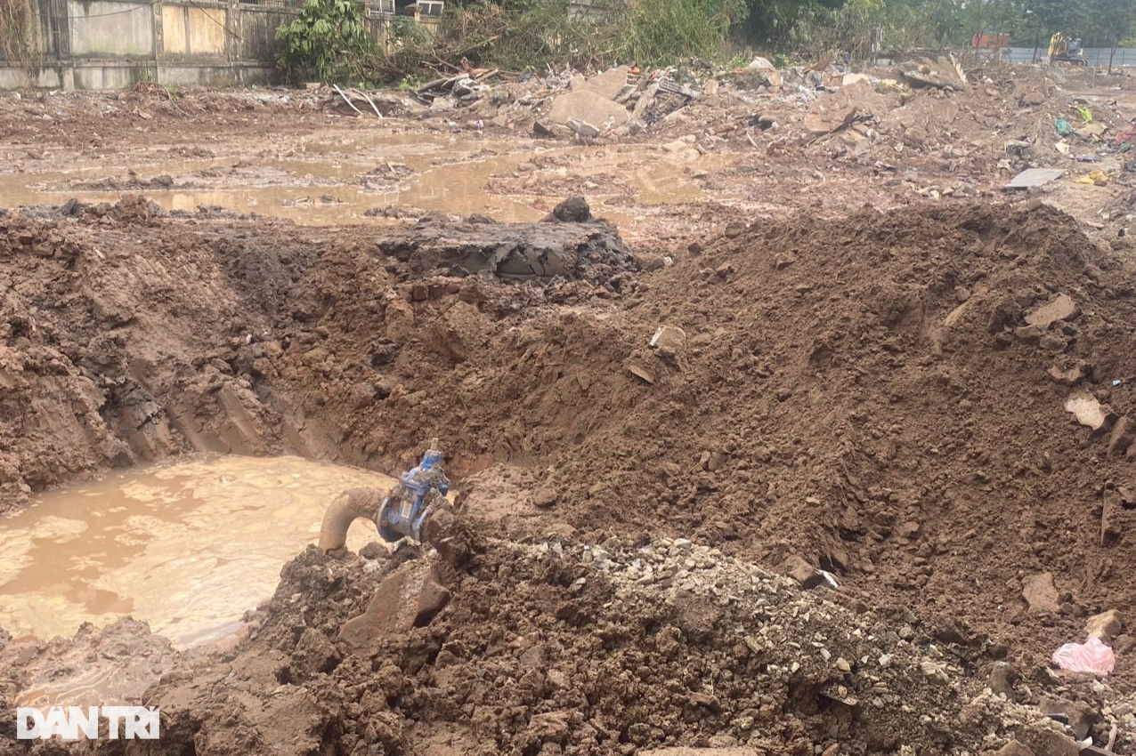 Hàng nghìn hộ dân Hà Nội thiếu nước sạch do vỡ đường ống - 1