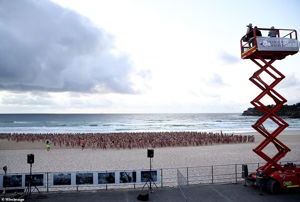 Úc: Hàng ngàn người khỏa thân ngoài bãi biển để chụp ảnh tập thể - 3
