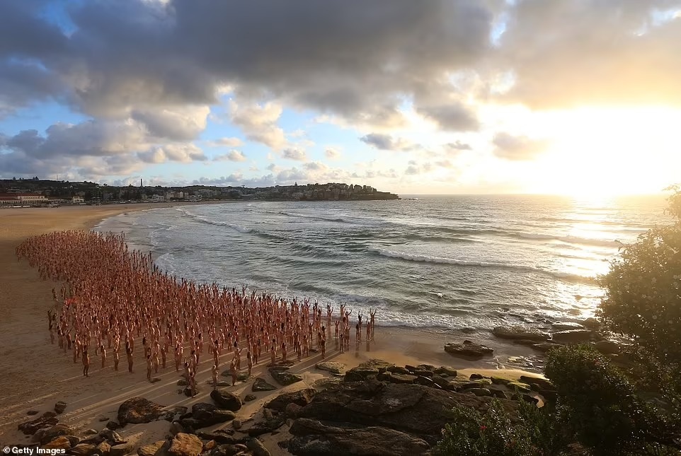 Úc: Hàng ngàn người khỏa thân ngoài bãi biển để chụp ảnh tập thể - 2