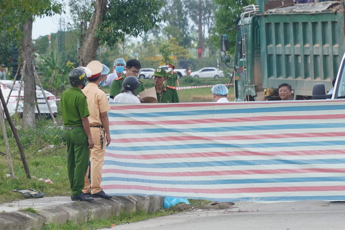 Mẹ bầu và 2 con nhỏ tử vong trong vụ tai nạn kinh hoàng - 1