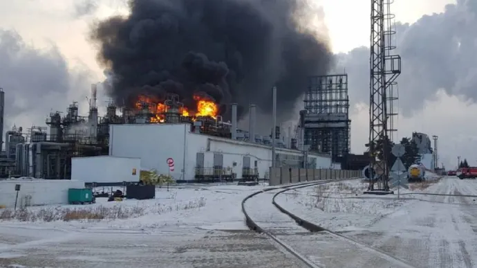 Cháy lớn tại nhà máy lọc dầu lớn nhất vùng Siberia của Nga - 1
