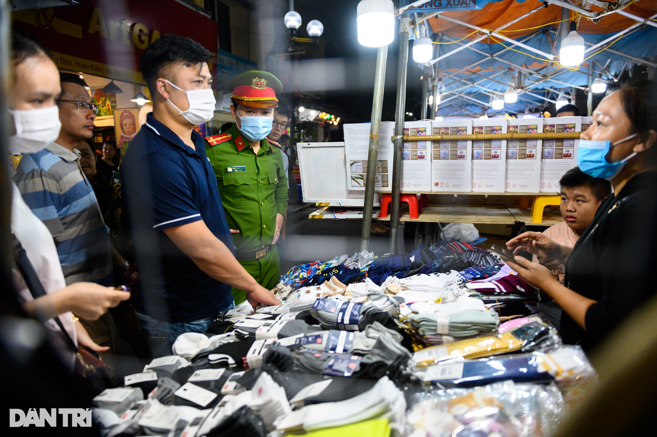 Chợ đêm phố đi bộ Hà Nội: Túi Dior 200k, giày Nike vài trăm nghìn đồng - 7