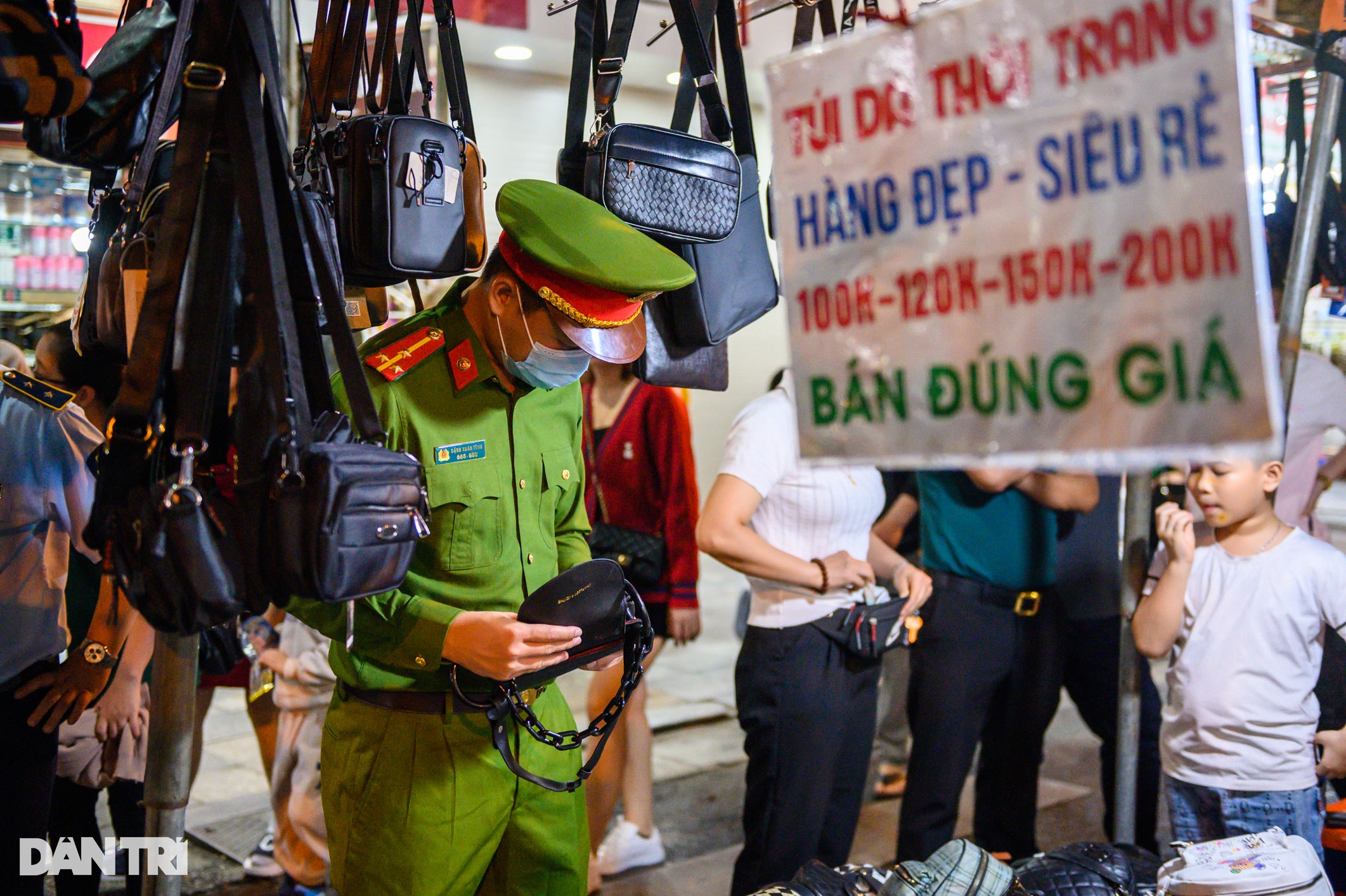 Chợ đêm phố đi bộ Hà Nội: Túi Dior 200k, giày Nike vài trăm nghìn đồng - 10