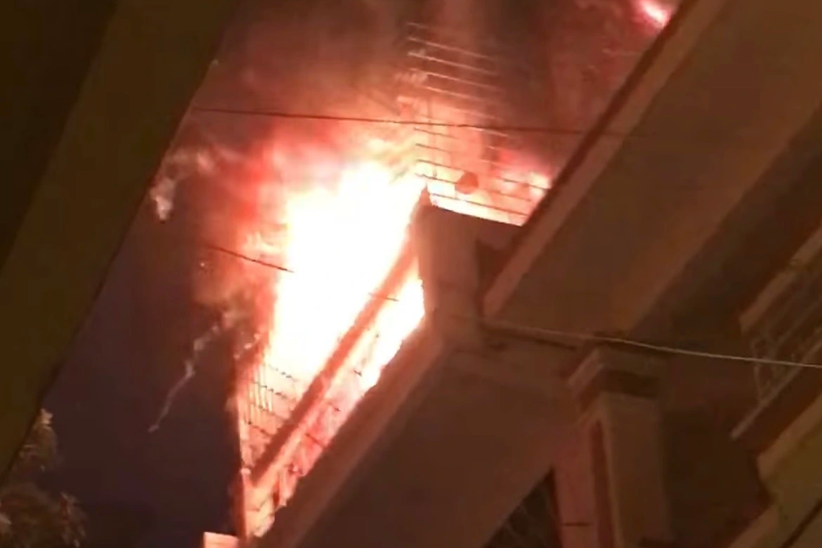 Lửa cháy lớn tại tầng tum ngôi nhà 4 tầng ở Hà Nội - 1