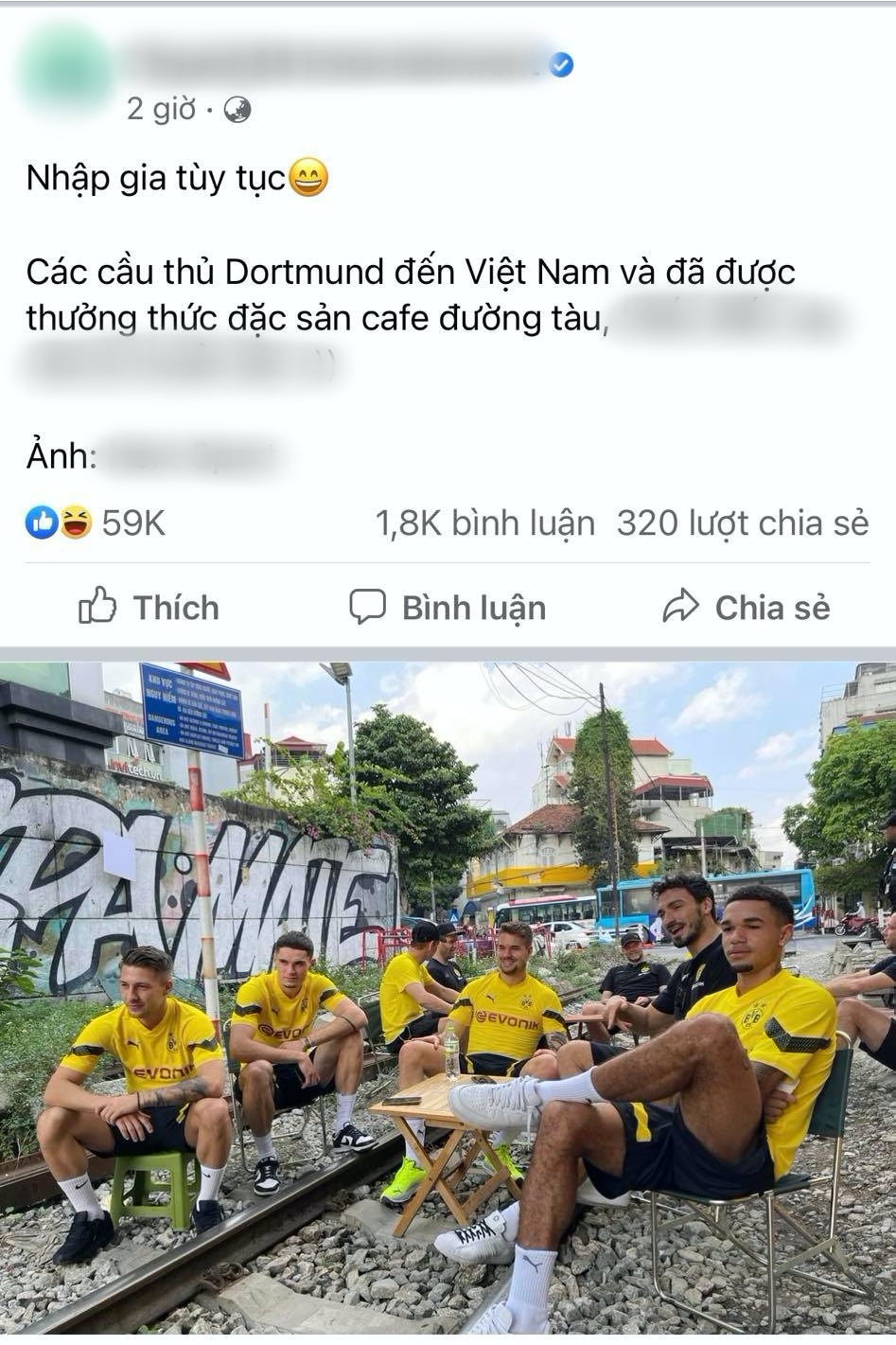 Xác minh hình ảnh cầu thủ Dortmund thưởng thức cà phê đường tàu Hà Nội - 1