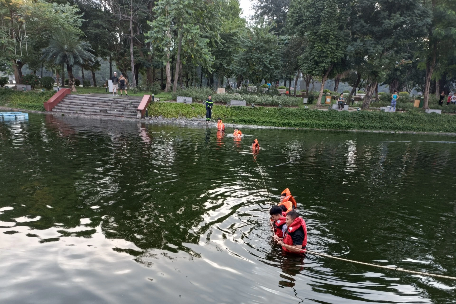 Bé trai tử vong dưới hồ Bảy Mẫu trong Công viên Thống Nhất - 1