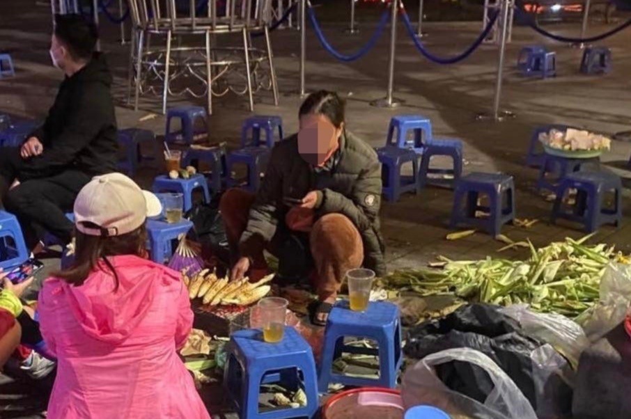 Cô gái tố bị chặt chém 80.000 đồng cho một củ khoai nướng ở hồ Gươm - 1 Cô gái tố bị chặt chém 80.000 đồng cho một củ khoai nướng ở hồ Gươm - 1