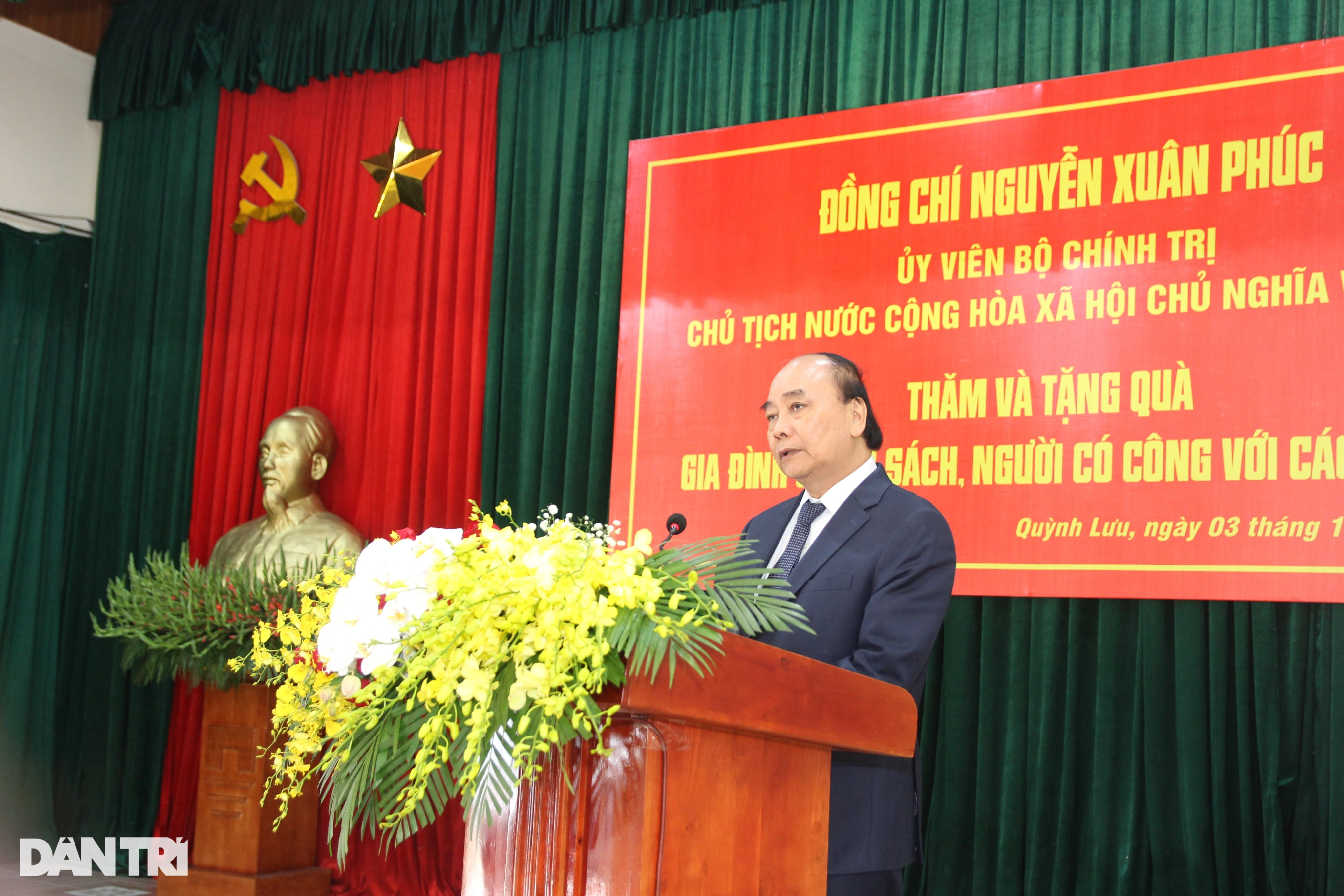 Chủ tịch nước Nguyễn Xuân Phúc dâng hương tưởng niệm nữ sĩ Hồ Xuân Hương - 6