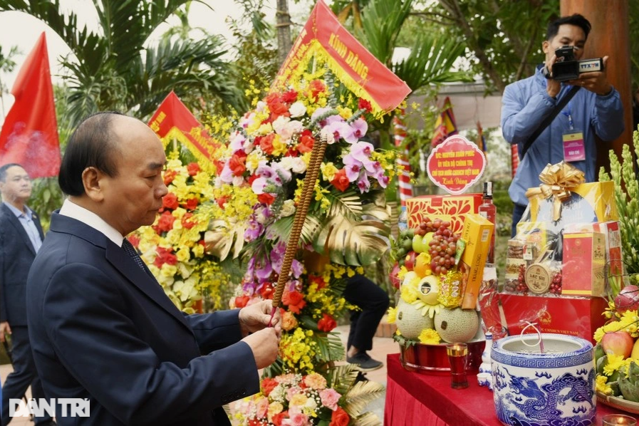 Chủ tịch nước Nguyễn Xuân Phúc dâng hương tưởng niệm nữ sĩ Hồ Xuân Hương - 2