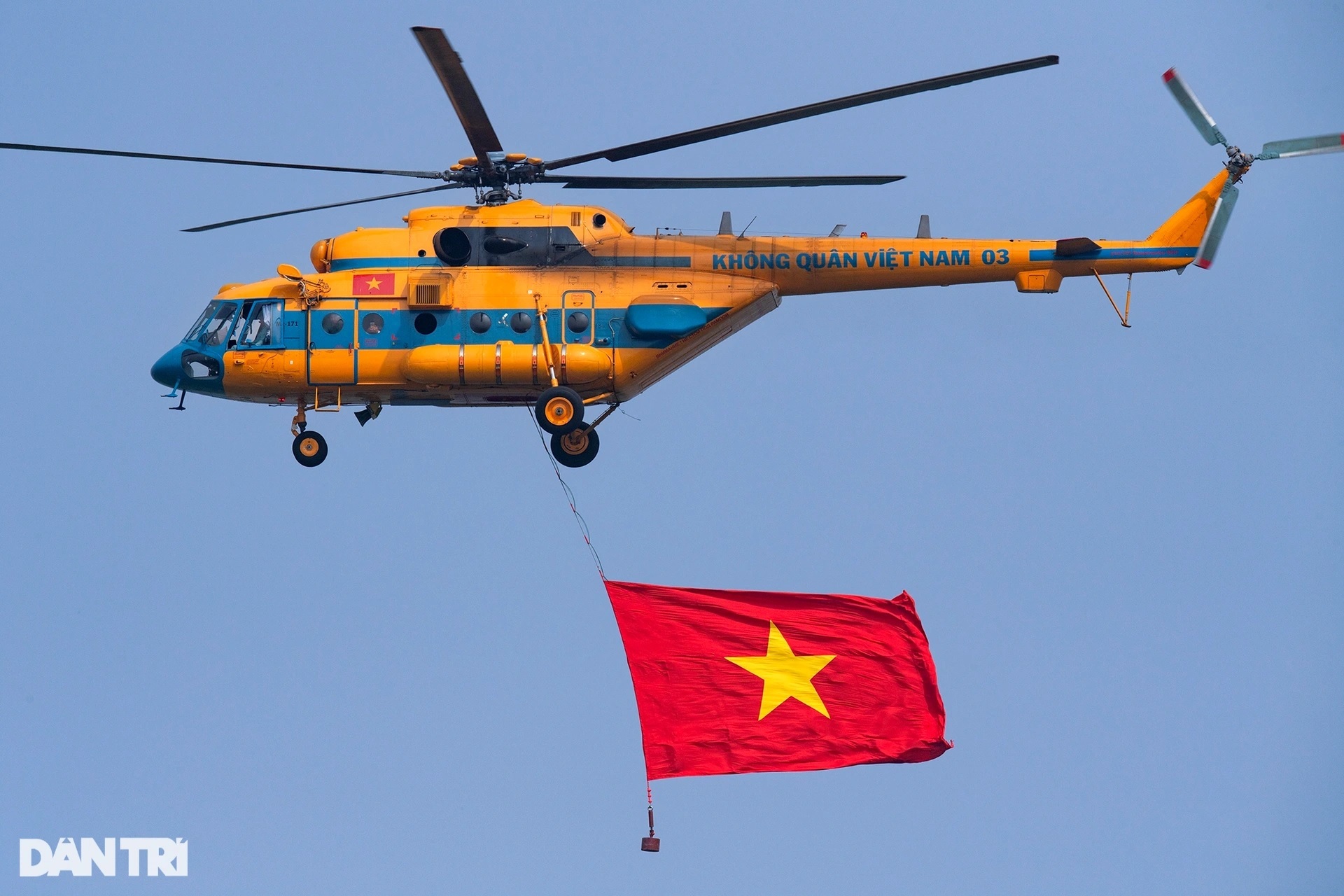 Những lá cờ được treo thế nào ở 6 trực thăng bay tại triển lãm quốc phòng? - 4