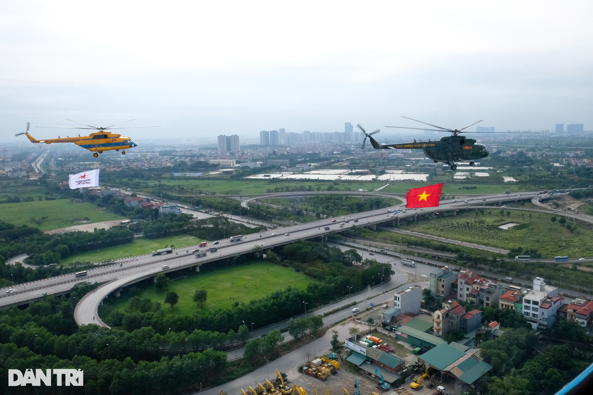 Cận cảnh dàn trực thăng bay huấn luyện phục vụ Triển lãm Quốc phòng quốc tế - 11