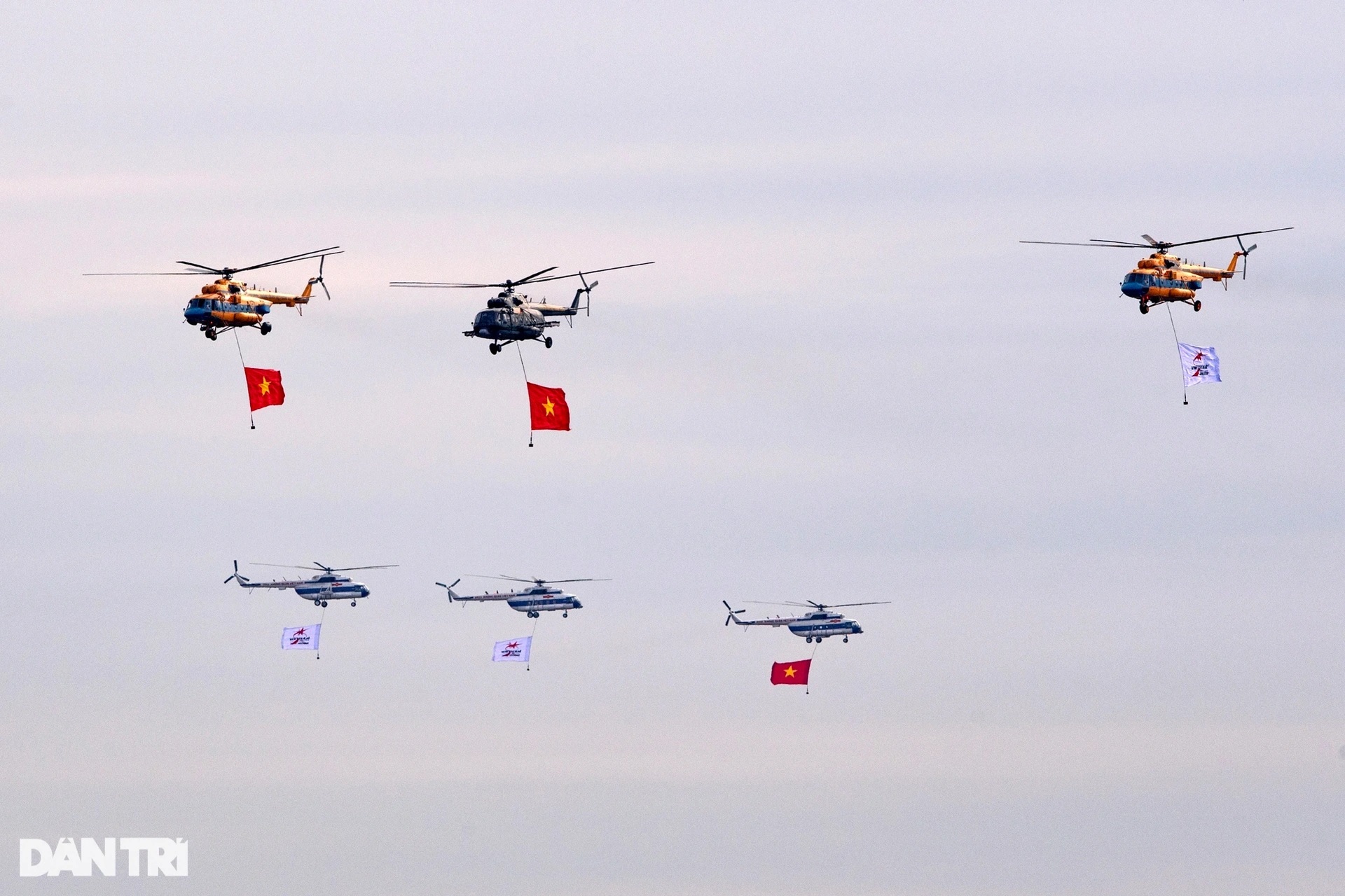 Những lá cờ được treo thế nào ở 6 trực thăng bay tại triển lãm quốc phòng? - 6