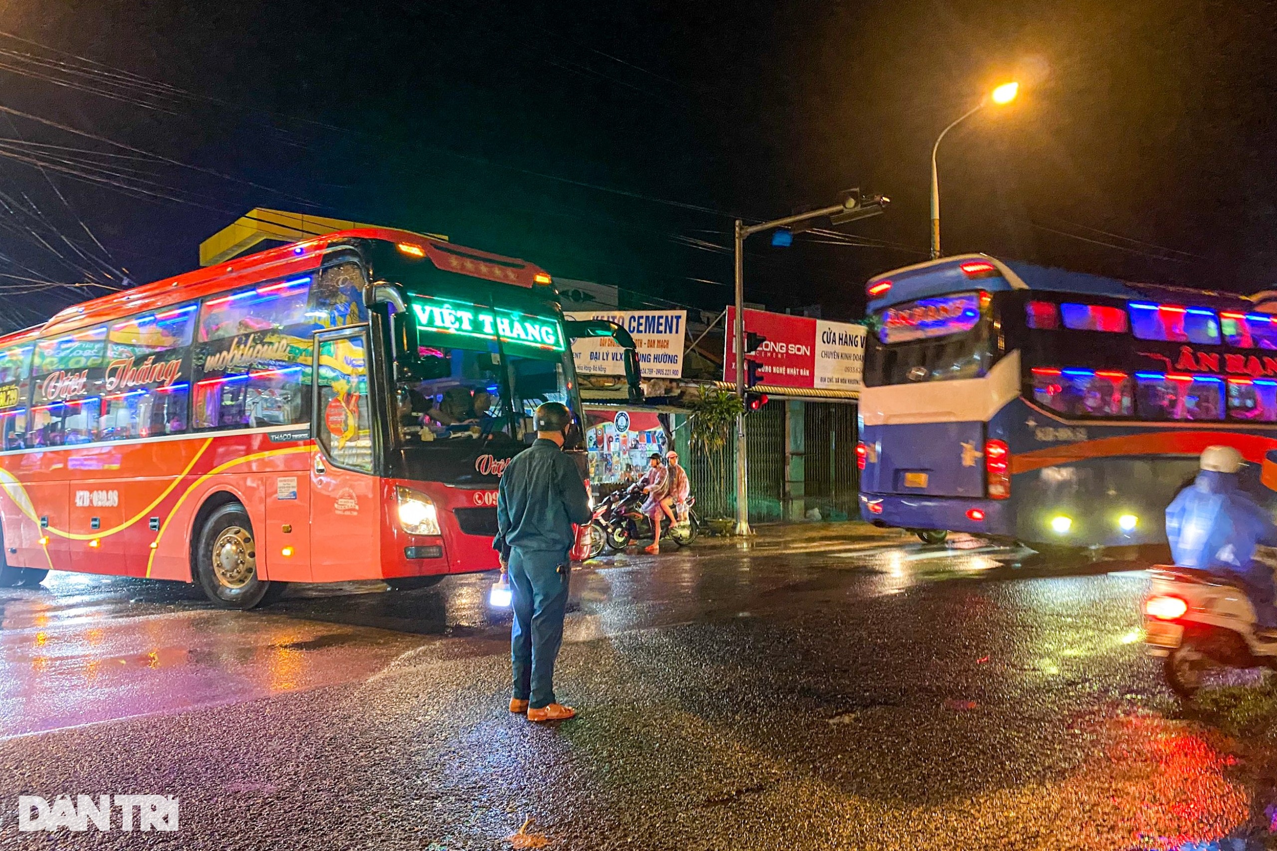 Cơ sở phế liệu ở Đà Nẵng bốc cháy lớn giữa trời mưa - 4