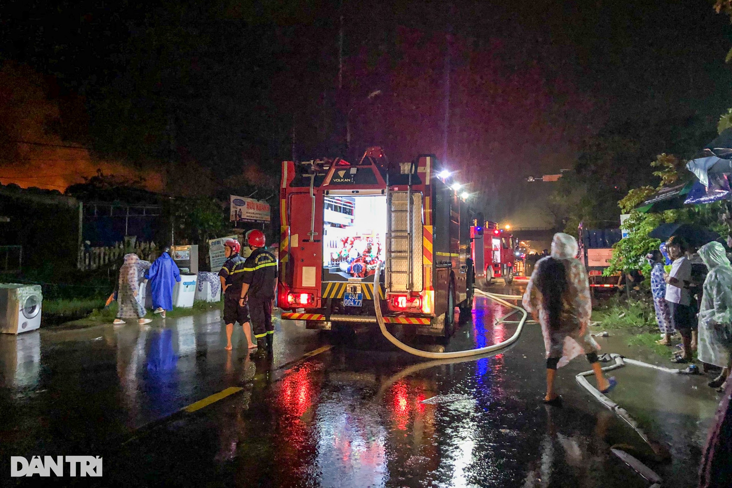 Cơ sở phế liệu ở Đà Nẵng bốc cháy lớn giữa trời mưa - 2