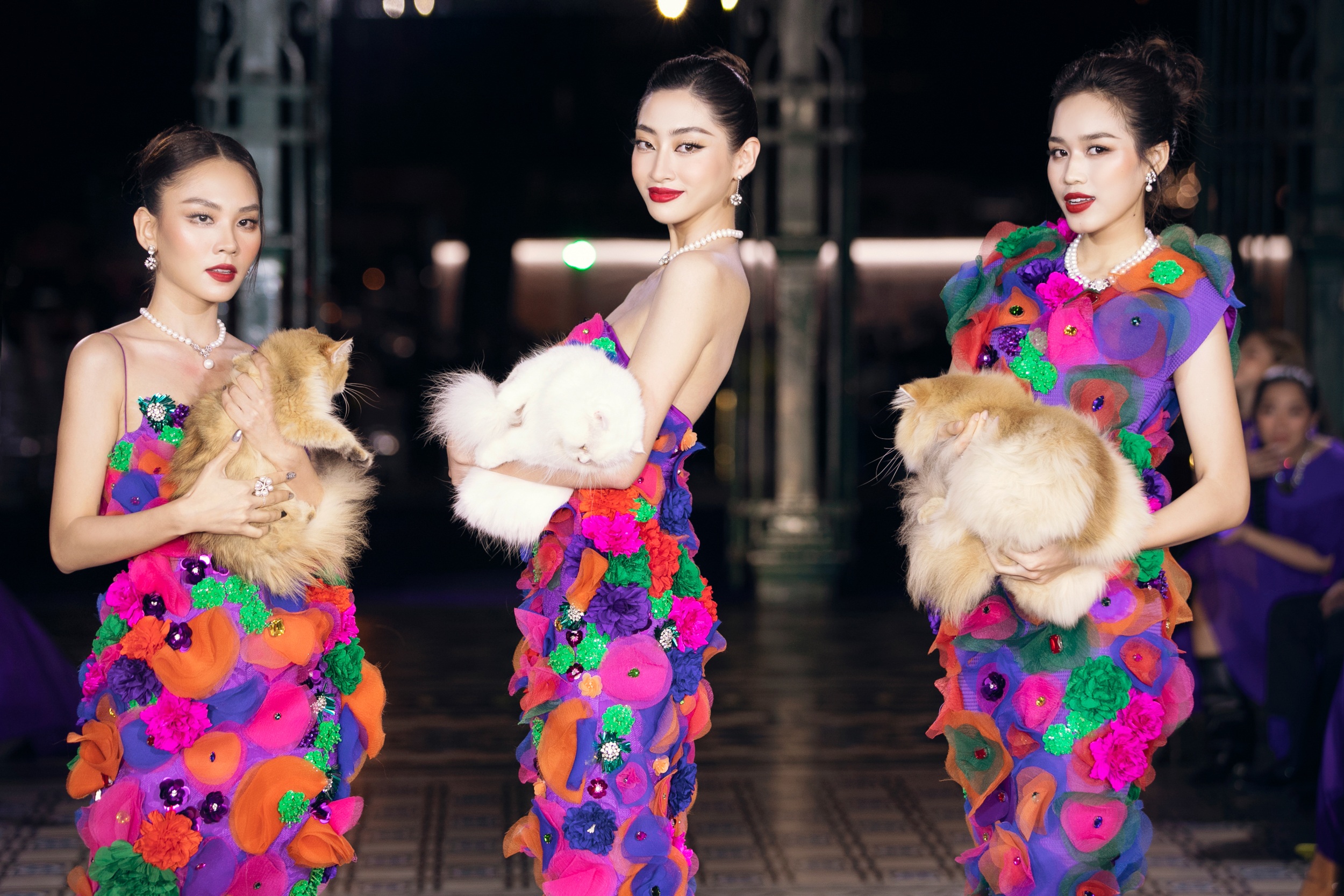 Mai Phương, Đỗ Thị Hà bế mèo catwalk trong show Vũ Ngọc và Son