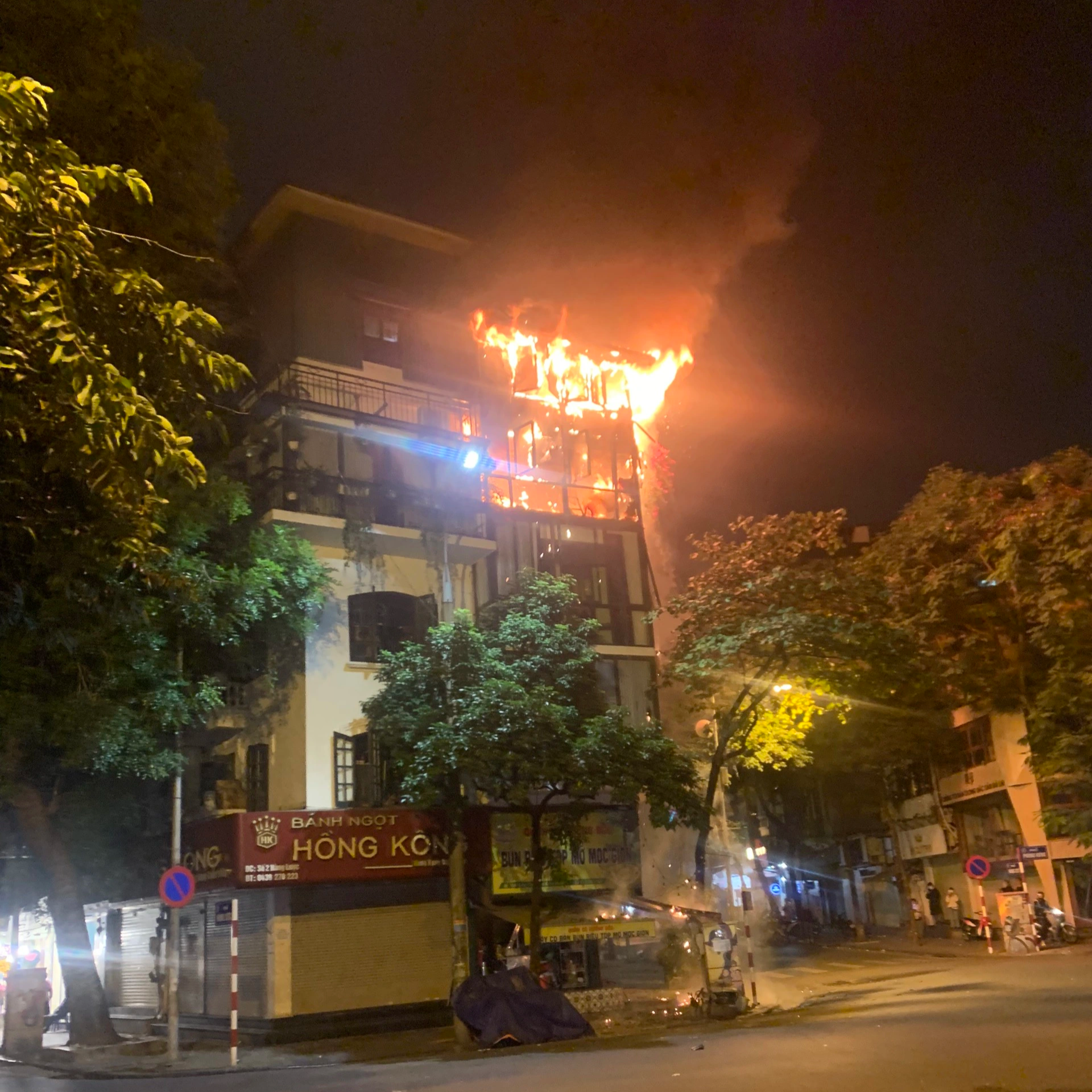 Cháy cửa hàng bánh ngọt Hồng Kông trên phố cổ Hà Nội - 2