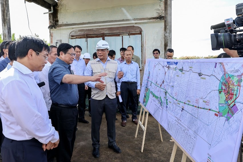 Thủ tướng khảo sát đường cao tốc, thăm dự án điện gió tại Bạc Liêu - 1