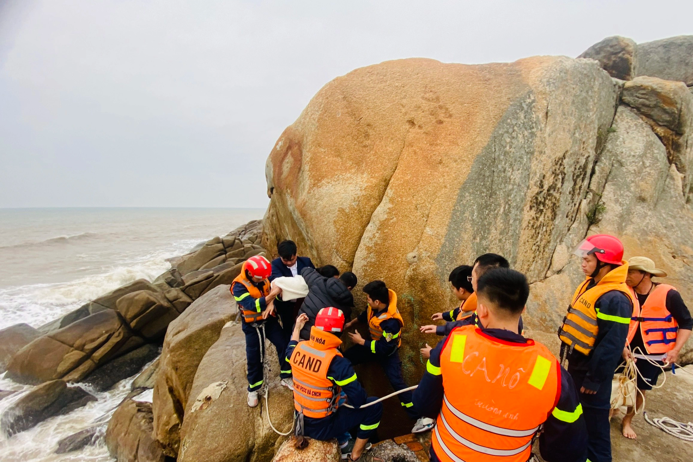 Giải cứu người phụ nữ định gieo mình xuống biển Sầm Sơn - 2