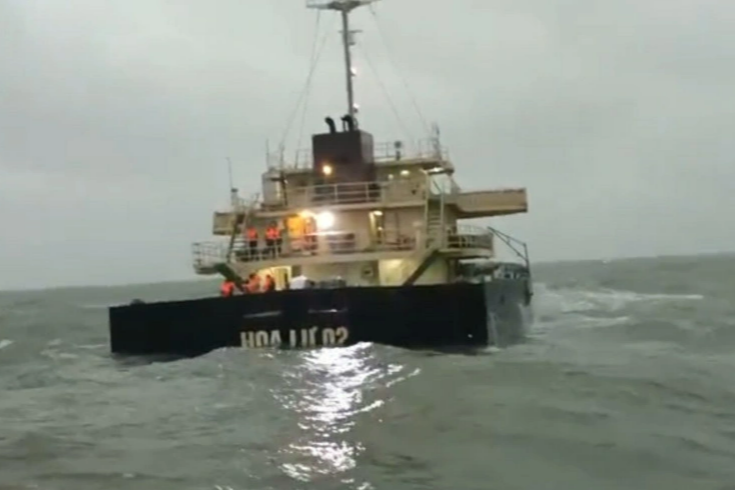 13 thuyền viên trên tàu gặp nạn kêu gọi cứu hộ khẩn cấp - 1