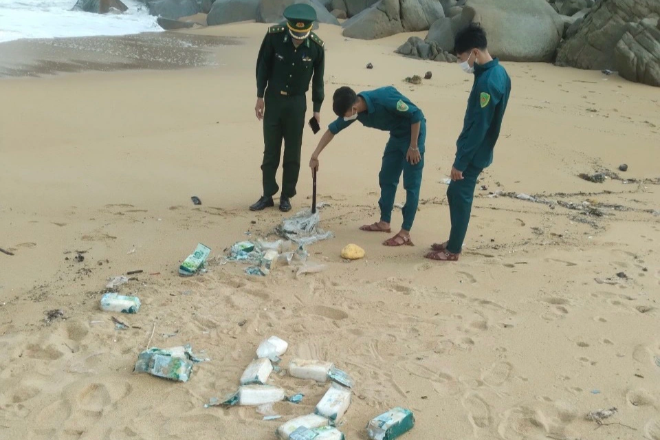 Tiếp tục phát hiện 20 túi nghi chứa ma túy dạt vào bờ biển - 1