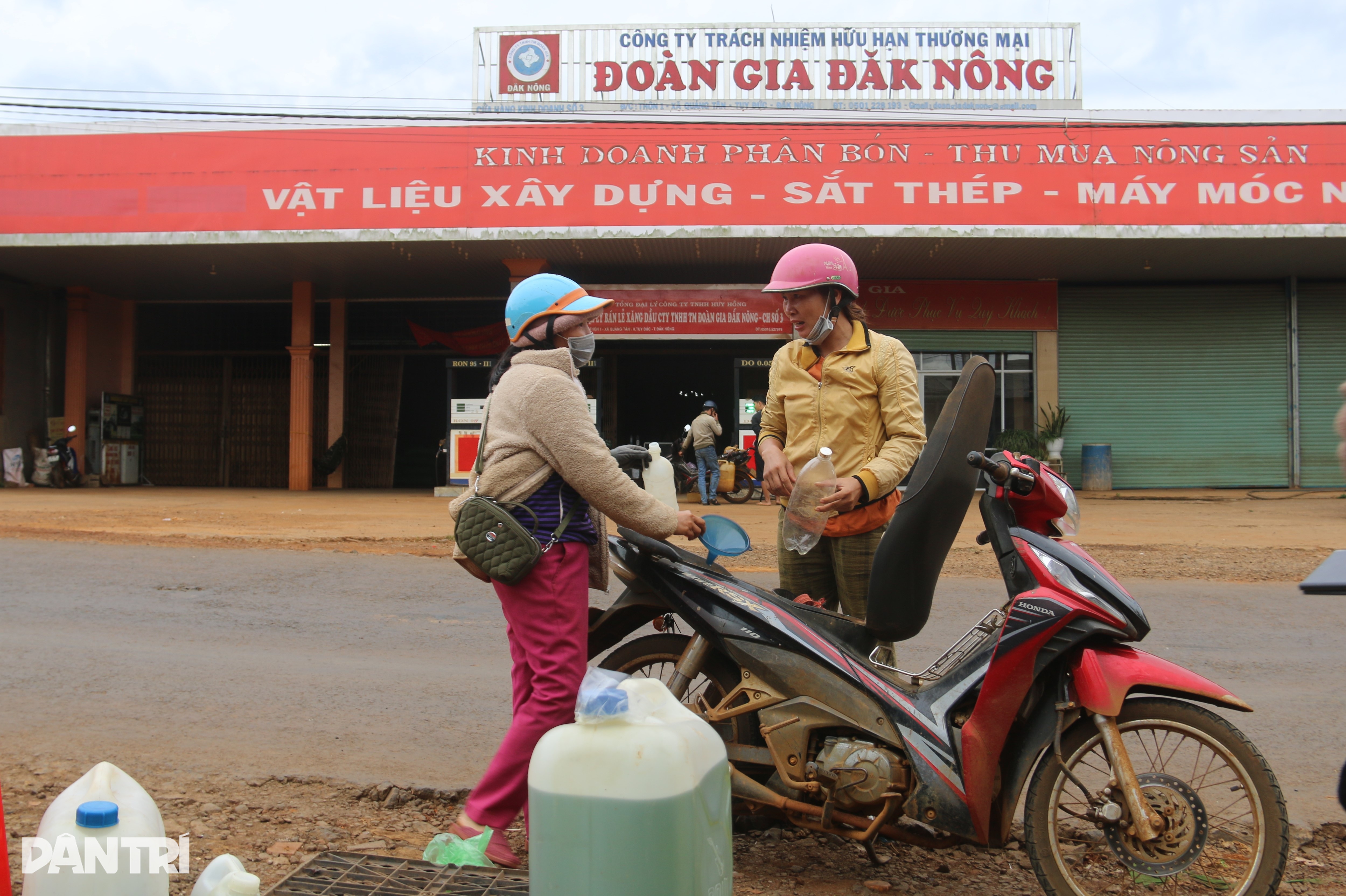 Cây xăng đóng cửa, người dân vùng biên mua xăng trôi nổi - 1