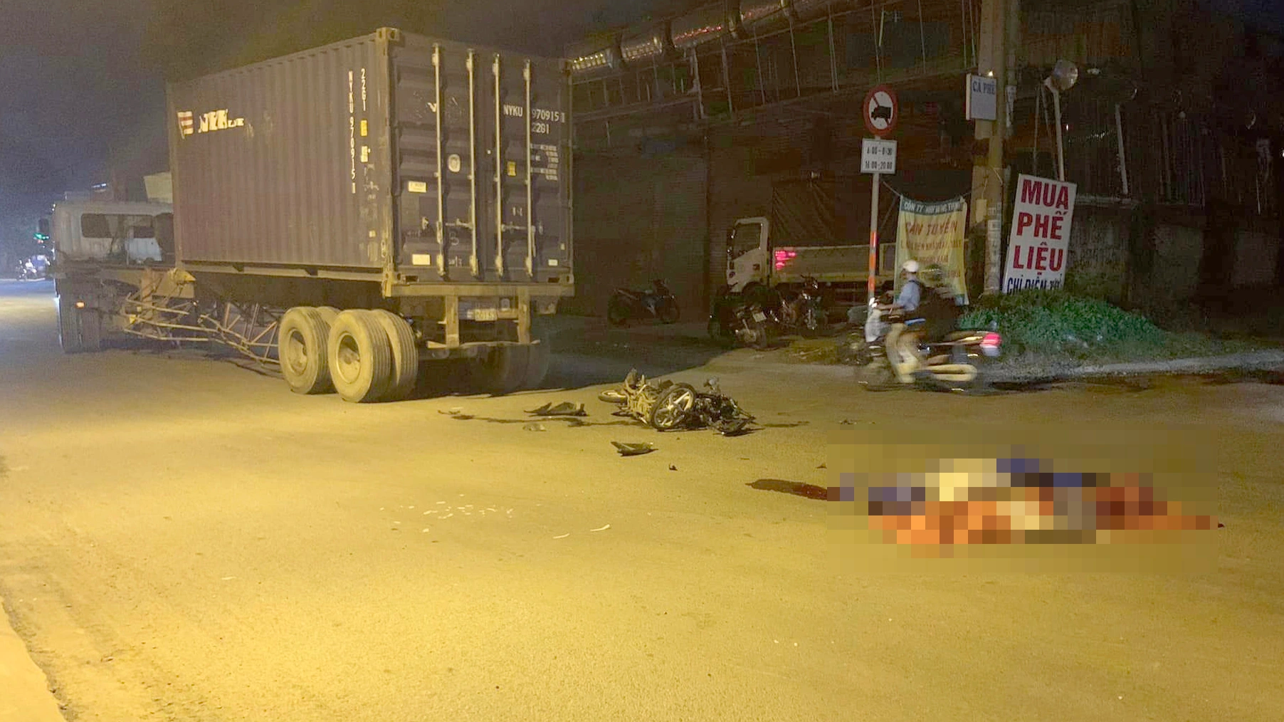 Xe máy va chạm xe container, 2 người tử vong tại chỗ - 1