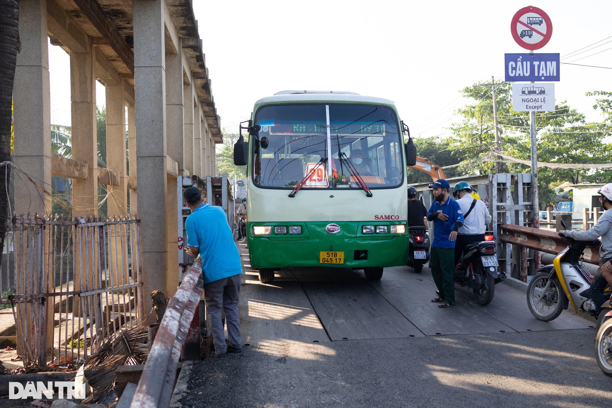 Người dân TPHCM bồng con qua dòng xe kẹt để đến trường - 3