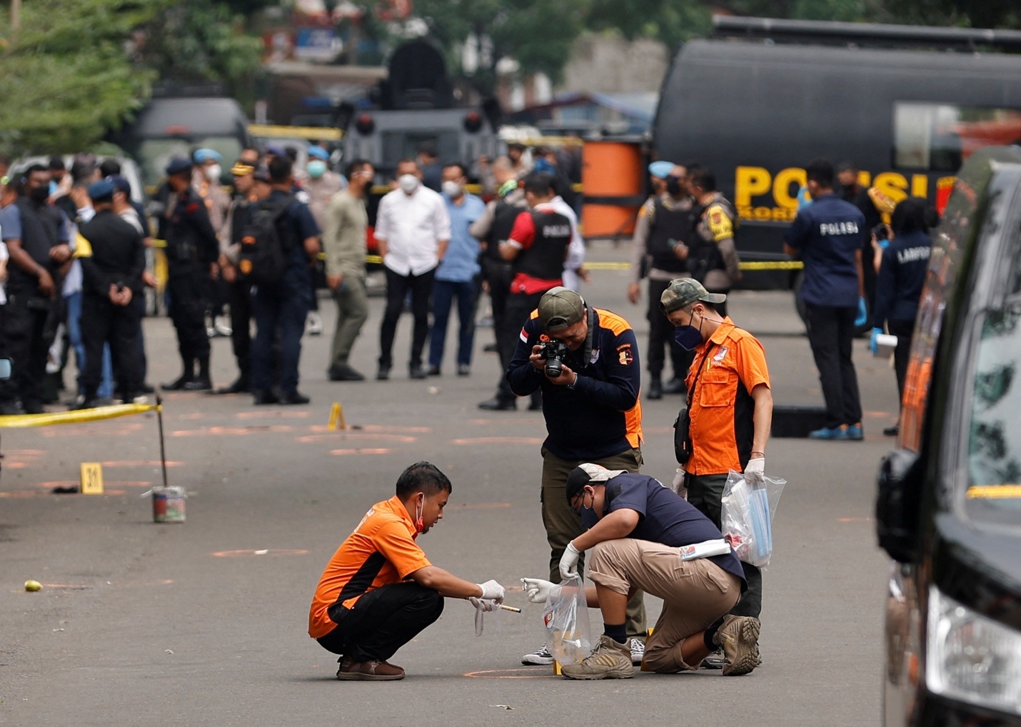 \u0110\u00e1nh bom li\u1ec1u ch\u1ebft t\u1ea1i \u0111\u1ed3n c\u1ea3nh s\u00e1t Indonesia, \u00edt nh\u1ea5t 2 ng\u01b0\u1eddi thi\u1ec7t m\u1ea1ng | B\u00e1o D\u00e2n tr\u00ed