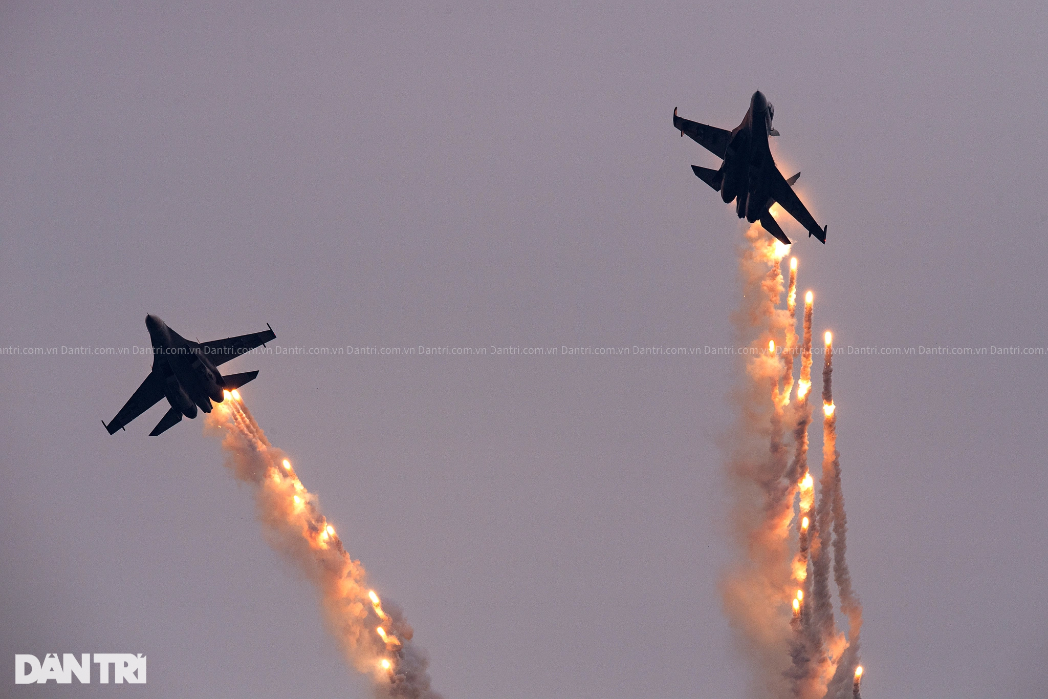 Su-30MK2 nhả đạn nhiễu rực sáng bầu trời khai mạc Triển lãm Quốc phòng - 14