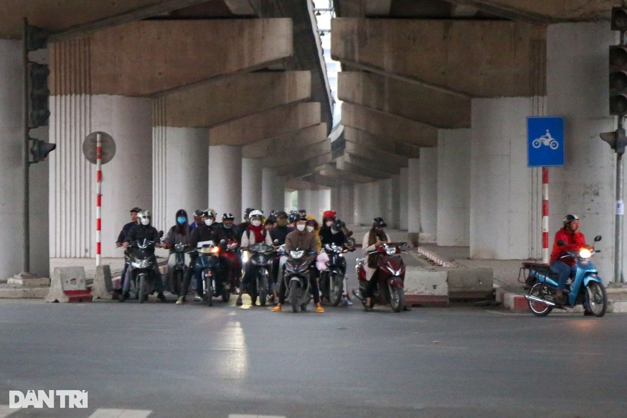 Hà Nội: Cầu sắt 65 tỷ đồng không bóng người qua lại, trở thành nơi đổ rác - 9