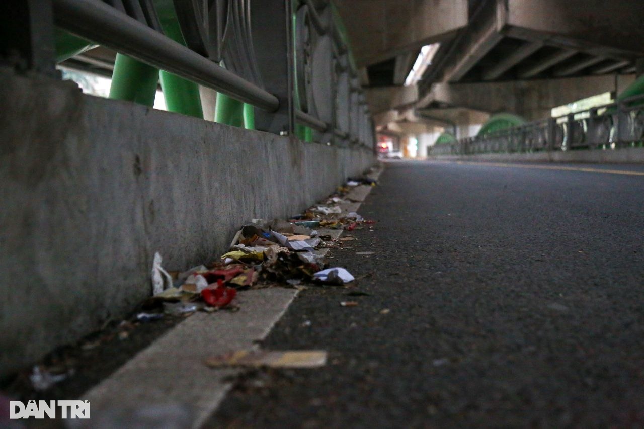 Hà Nội: Cầu sắt 65 tỷ đồng không bóng người qua lại, trở thành nơi đổ rác - 6