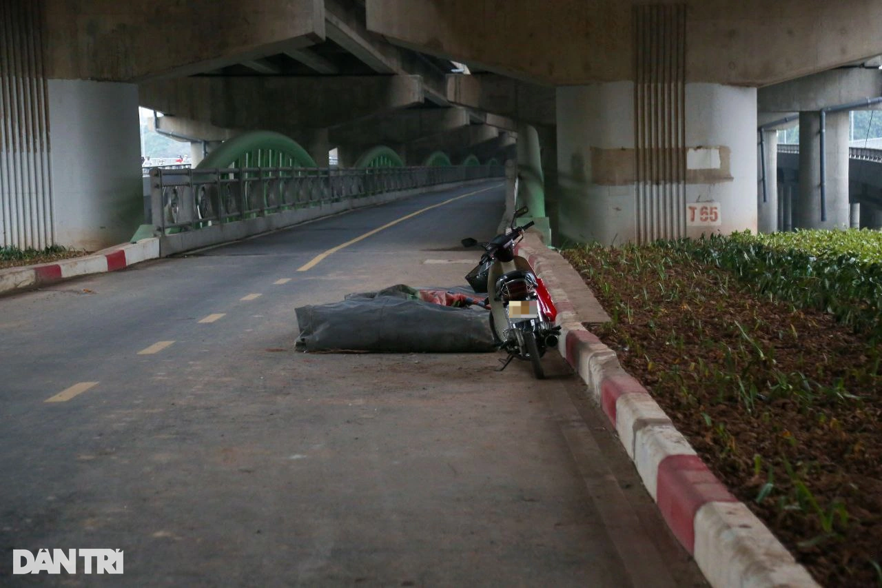 Hà Nội: Cầu sắt 65 tỷ đồng không bóng người qua lại, trở thành nơi đổ rác - 7