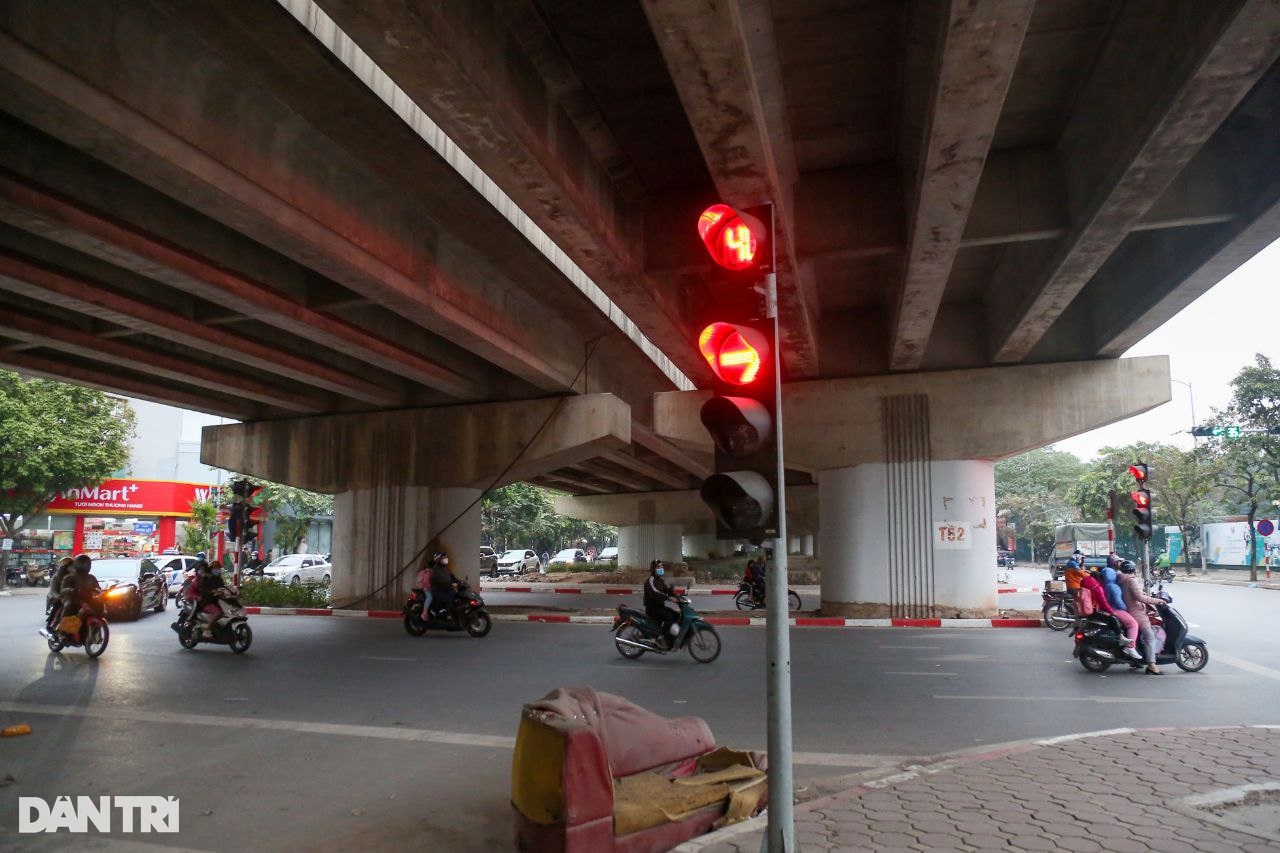 Hà Nội: Cầu sắt 65 tỷ đồng không bóng người qua lại, trở thành nơi đổ rác - 5 Hà Nội: Cầu sắt 65 tỷ đồng không bóng người qua lại, trở thành nơi đổ rác - 5